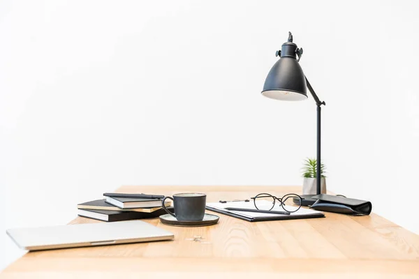 Stäng upp kopp kaffe, Glasögon, dokument och laptop på arbetsplatsen i office — Stockfoto