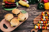 Alapanyagként szezonális zöldségeket és a burgers grillezett szabadban barbecue