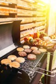 Zöldségek és a burgers grillezett szabadban barbecue vacsora