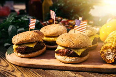 Açık havada Barbekü için bize bayrakları ile hamburger ızgara