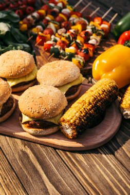 Açık havada ızgarada pişmiş hamburger ve Mısır