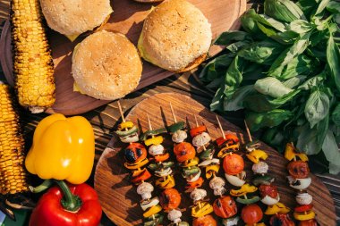 Şiş ve hamburger için açık havada barbekü ızgara sebze