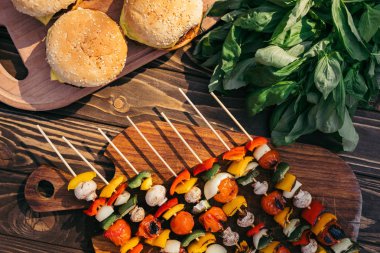 Hamburger ile akşam yemeği için açık havada Barbekü Izgara