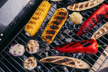 Açık havada Barbekü için ızgara sebze ve sarımsak
