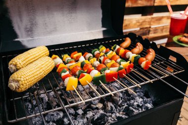 Mısır ve sosis ile açık havada barbekü ızgara sebze 