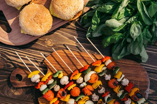 Jantar Com Hambúrgueres Grelhados Para Churrasco Livre — Fotografia de Stock