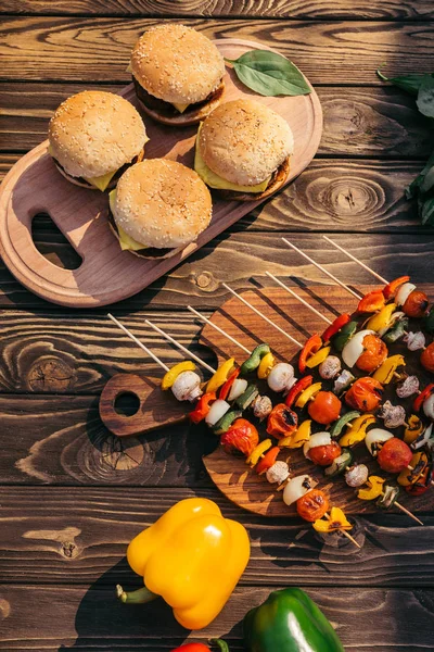 Mesa Com Legumes Hambúrgueres Grelhados Para Churrasco Livre — Fotografia de Stock