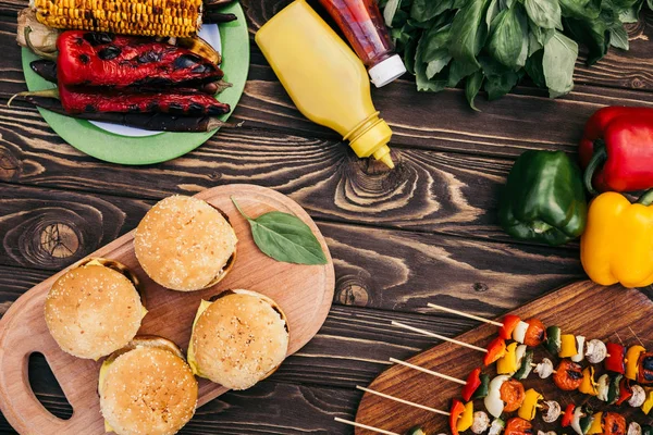 Verduras Champiñones Pinchos Con Hamburguesas Cocinadas Aire Libre Parrilla — Foto de Stock