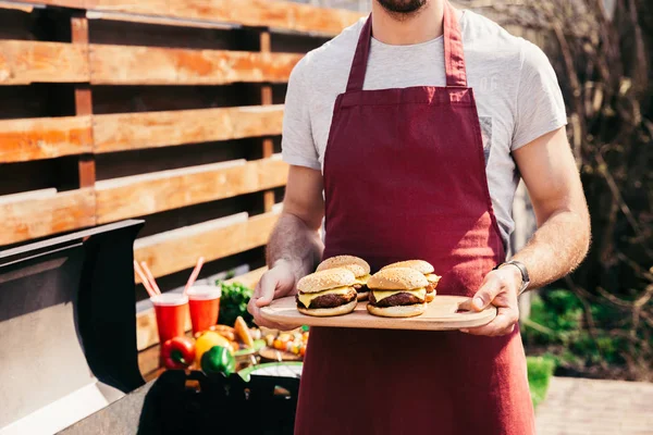 Chef Kok Holding Bord Met Hamburgers Gegrild Voor Openlucht Barbecue — Stockfoto