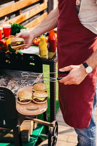 Chef Cocinando Hamburguesas Con Queso Aire Libre Parrilla — Foto de stock gratis