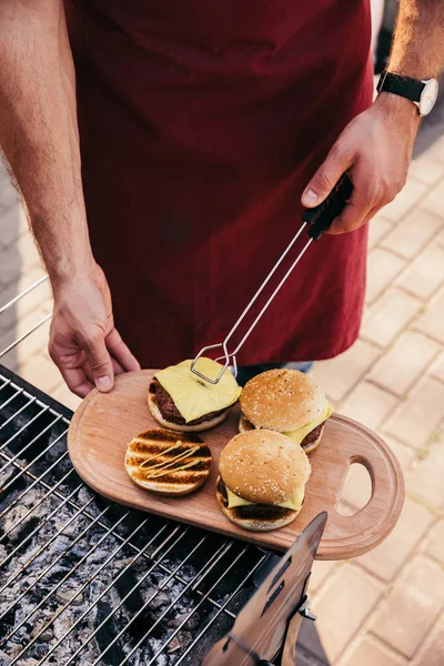 Chef Colocando Queijo Hambúrgueres Para Churrasco Livre — Fotografia de Stock