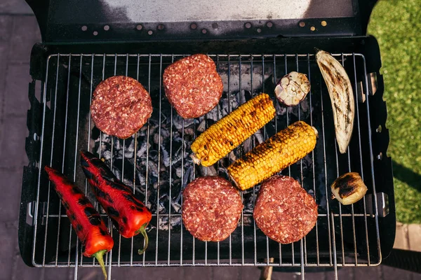 アウトドア バーベキューの肉チョップと野菜焼き — ストック写真