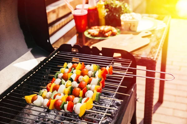 户外烧烤用烤肉串烤的夏日蔬菜和蘑菇 — 图库照片