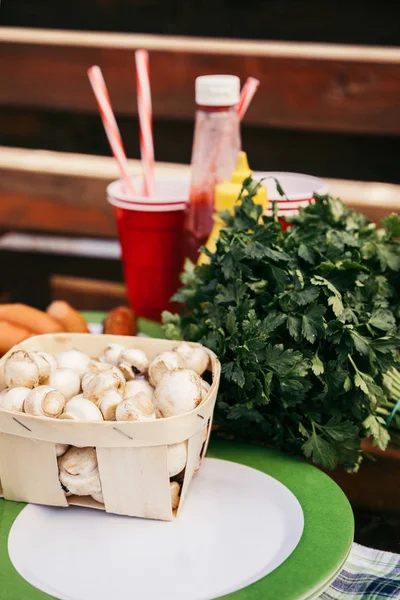 Champignons Dans Panier Saucisses Préparées Pour Cuisson Extérieur — Photo gratuite