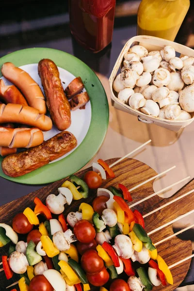 Hot Sausages Vegetables Mushrooms Skewers Grilled Outdoors Barbecue — Free Stock Photo