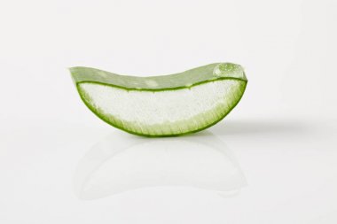 aloe vera dilim beyaz yüzeyi closeup çekim 