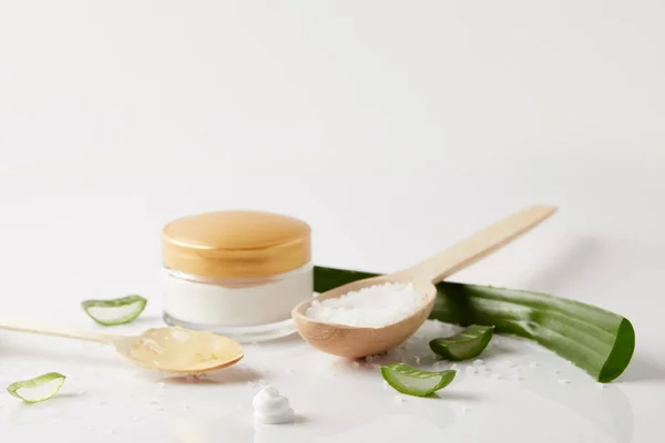 Crema Biologica Contenitore Cucchiai Con Succo Aloe Vera Sale Foglia — Foto Stock