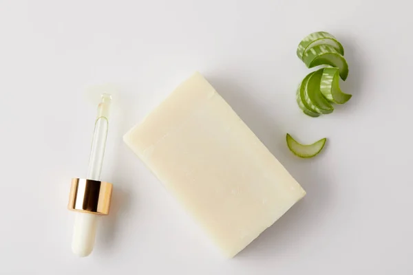 白色表面的吸管 肥皂和芦荟切片的高视图 — 图库照片