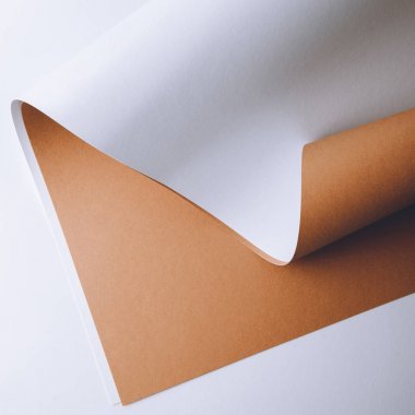 Beyaz ve kahverengi kağıt sayfalarının gri arka plan üzerinde görmek 