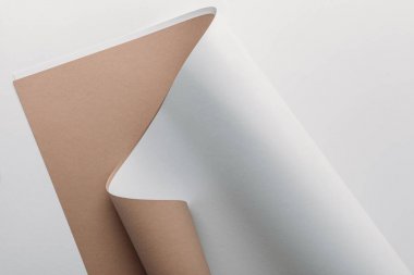 gri arka plan üzerine beyaz ve kahverengi kağıt yaprak 