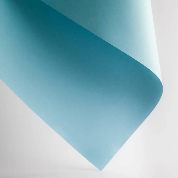 Farbiges Blaues Papierblatt Auf Grauem Hintergrund — Stockfoto