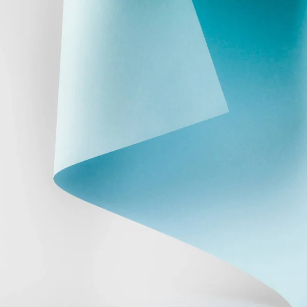 Ярко Голубой Лист Бумаги Сером Фоне — стоковое фото