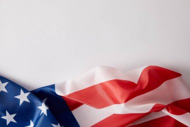 beyaz yüzey üzerinde yükseltilmiş görünümü Amerikan bayrağı, Amerika Birleşik Devletleri 