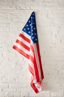 Amerika Birleşik Devletleri bayrağı beyaz tuğla duvara asılı 