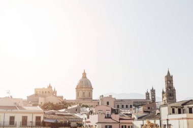 Palermo, İtalya - 3 Ekim 2019: Sicilya 'daki Palermo Katedrali yakınlarındaki binalar 