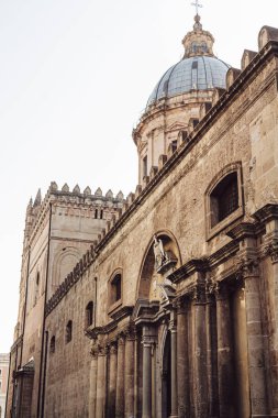 Palermo, İtalya - 3 Ekim 2019: İtalya 'daki antik Palermo katedralinin düşük açılı görüntüsü 