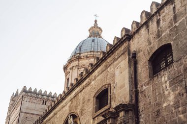 Palermo, İtalya - 3 Ekim 2019: Mavi gökyüzüne karşı antik Palermo katedralinin alçak açılı görüntüsü