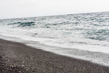 Sahildeki kumlu sahilde deniz dalgaları 