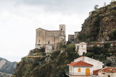 Savoca, İtalya - 3 Ekim 2019: Küçük evlerin yakınındaki tepede San Nicolo Kilisesi 