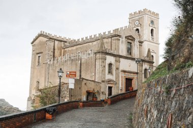 Savoca, İtalya - 3 Ekim 2019: San Nicolo Kilisesi yolda kaldırım taşlarının yanında