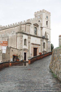 Savoca, İtalya - 3 Ekim 2019: San Nicolo Kilisesi yakınlarında kaldırım taşları 