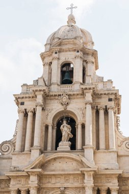 Scicli, İtalya - 3 Ekim 2019: Eski San Bartolomeo Kilisesi bulutlu mavi gökyüzüne karşı 