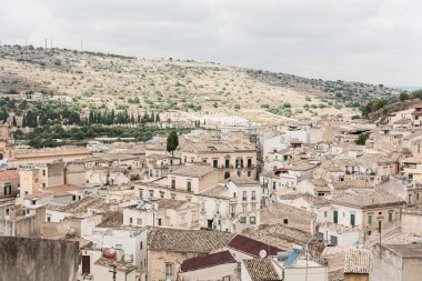 Mavi gökyüzüne karşı küçük evleri olan eski İtalyan şehri 