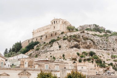Scicli, İtalya - 3 Ekim 2019: San Matteo Kilisesi İtalya 'daki yeşil santrallerin yanında