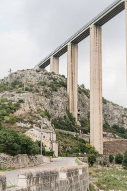 Modica, İtalya - 3 Ekim 2019: Sicilya 'daki yeşil santral yolunun yakınındaki Modica viyadük 