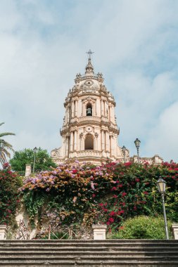 Modica, İtalya - 3 Ekim 2019: Sicilya 'daki San Giorgio Katedrali' nin alçak açılı görüntüsü 