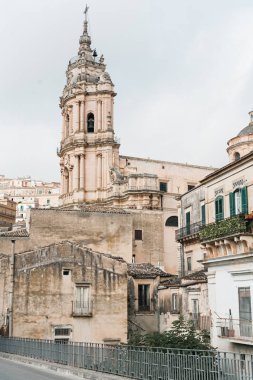 Modica, İtalya - 3 Ekim 2019: Sicilya 'daki eski evlerin yakınlarındaki San Giorgio barok katedrali 