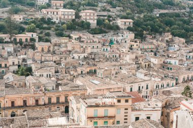 Modica, İtalya 'daki antik binalar ve ağaçlar 