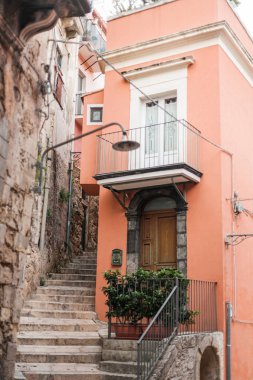 Ragusa, İtalya 'daki evin yakınındaki merdivenlerin seçici odağı. 