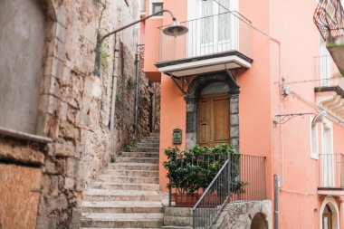 Ragusa, İtalya 'da küçük bir evin yanındaki merdivenlerin seçici odak noktası. 