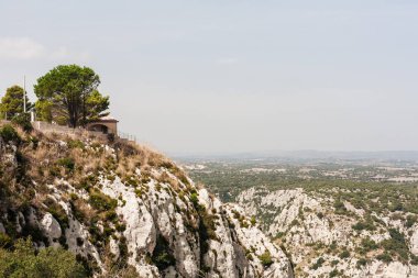 İtalya ragusa tepelerindeki yeşil bitkiler ve ağaçlar üzerindeki güneş ışığı 