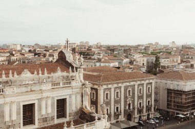 Catania, İtalya - 3 Ekim 2019: Catania, İtalya 'da küçük eski evlerin yakınındaki kilise 