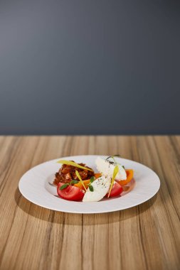 Patlıcan havyarlı ve domatesli lezzetli bir restoran yemeği. Gri masalarda izole edilmiş ahşap masa.