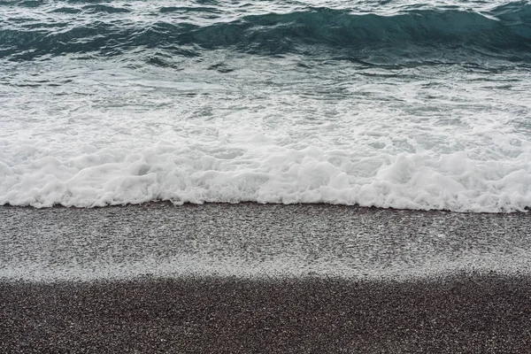 Valuri Mare Stropi Plaja Nisip Timpul Verii — Fotografie, imagine de stoc