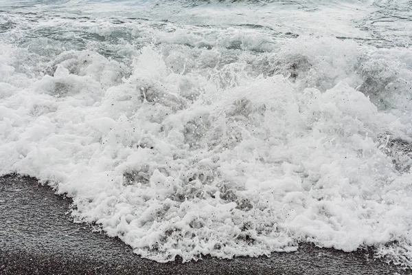 Белая Морская Пена Песчаном Пляже — стоковое фото