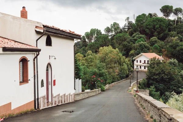 Pequenas Casas Perto Árvores Verdes Estrada Itália — Fotografia de Stock